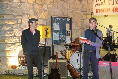 Ricky Gil i Lluís Caelles, en la presentació del llibre a Biscarri.