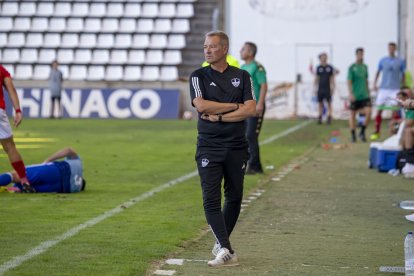 Viadero observa una acció de joc durant l’últim partit del Lleida, davant del Saguntí.