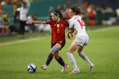 Aitana Bonmatí, autora de dos gols en el partit d’ahir, disputa una pilota davant de la suïssa Vallotto.