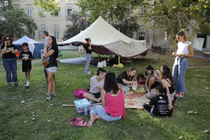 La ‘Haima per un Sàhara lliure’ va tornar ahir el Rectorat de la Universitat de Lleida.