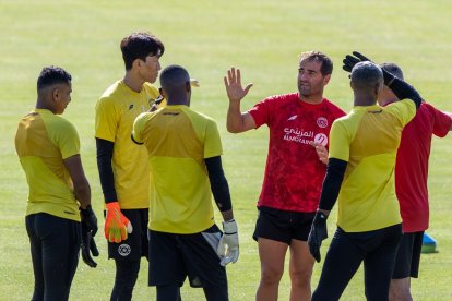 Felip Ortiz dona instruccions a diversos jugadors de l’Al-Shabab durant un entrenament.