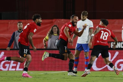 El jugador del Mallorca Muriqi celebra el gol que obria el marcador en un error de Ter Stegen.