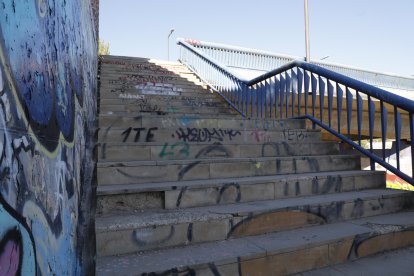 Les escales del pont de Pardinyes es troben en aquest estat.