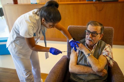 Dos usuaris de la residència Betula Alba d’Almacelles, en el moment de rebre la injecció d’una de les vacunes.