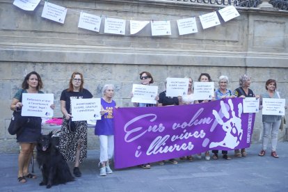 Concentració ahir de Dones Lleida a la plaça de la Catedral.