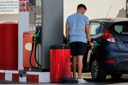 Els conductors han de pagar cada vegada més quan reposten.