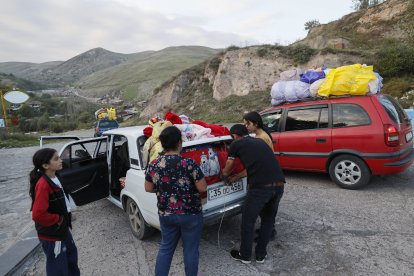 Armenis residents a l’Alt Karabakh preparen la sortida.