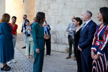 Montero conversa amb Fernández abans d’un acte a Saragossa.