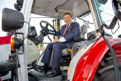 El ministre Luis Planas va complir la tradició de pujar a un tractor a la Fira de Sant Miquel.