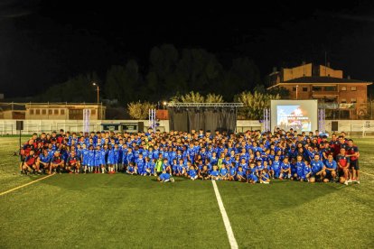 Foto de família dels equips de l’Escola de Futbol Baix Segrià durant la presentació ahir a Alcarràs.