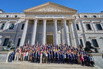 El líder del PP va voler exhibir força reunint diputats i senadors del partit abans de la votació.