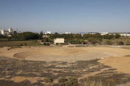 La bassa de reg en construcció a la zona de Torre Salses, entre la Bordeta i Magraners.