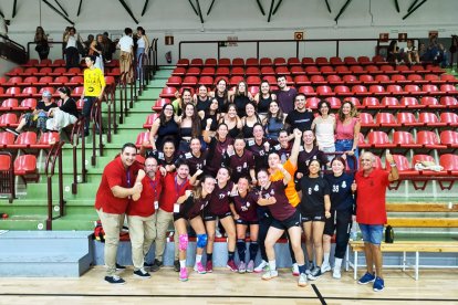 L’expedició lleidatana celebra la victòria a la pista basca.