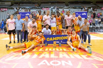 La plantilla en ple de l’ICG Força Lleida posa amb el trofeu de la Lliga Catalana conquerit ahir al Barris Nord.