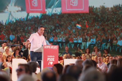 Pedro Sánchez es va donar un bany de masses ahir a Sevilla, on va oferir un míting.