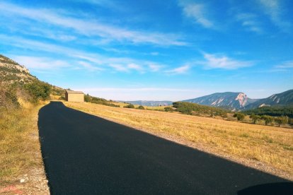 La carretera local de Sant Esteve ja asfaltada.