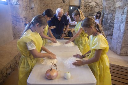 El taller infantil d’elaboració de coques de ceba a la fira de Ciutadilla.