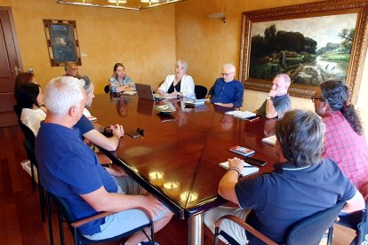 Imatge d’una recent reunió de Carme Valls amb els membres de la junta de personal.