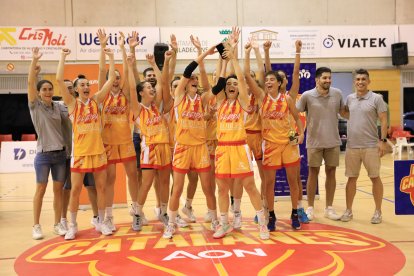 La plantilla del Robles Força Lleida celebra la conquesta del seu primer títol de la Lliga Femenina LF2.