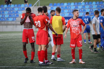 Els jugadors del Mollerussa, contrariats després del xiulet final, que confirmava la segona derrota fora de casa.