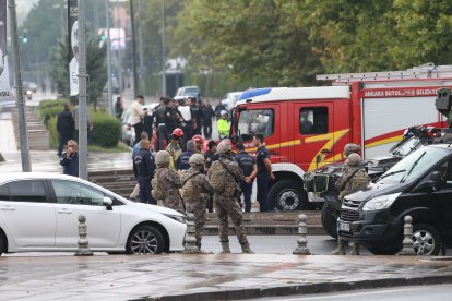 Soldats i policies a les portes del ministeri de l’Interior turc.