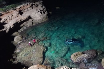 El cotxe que va caure al mar dissabte a Calafat, sinistre en el qual va morir una parella de 70 anys.