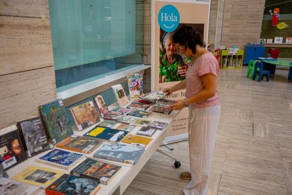 La secció bibliogràfica sobre la solitud, disponible aquest mes d’octubre a la Biblioteca de Lleida.