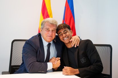 Joan Laporta abraça efusivament Lamine Yamal ahir durant l’acte de la firma de la renovació.