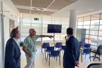 Una infermera inocula la vacuna a un nadó ahir en un CAP de la ciutat de Barcelona.