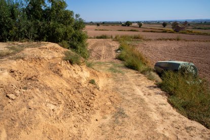 Tot apunta que la cisterna va cedir per la irregularitat del terreny i va colpejar l’agricultor.