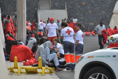 La Creu Roja atén els migrants arribats ahir a El Hierro.