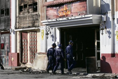 Agents de la Policia Judicial accedeixen a la discoteca Fonda Milagros, arrasada per les flames.