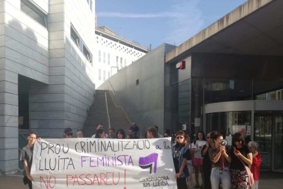 Imatge de la protesta ahir al matí al jutjat de Lleida.