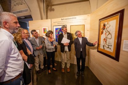 El crític d’art Josep Miquel Garcia, que va guiar la primera visita a l’exposició, davant l’original de Dalí ‘DNA. L’escala de Jacob’.