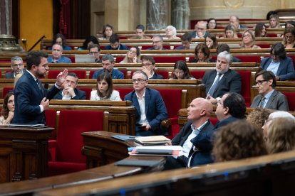 Aragonès responent al cap de l’oposició, Salvador Illa, ahir en el ple del Parlament.