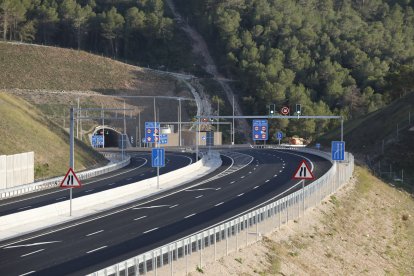 Un tram del nou traçat de l’autovia A-27, amb l’entrada al túnel del coll de Lilla al fons, a punt per entrar en servei.