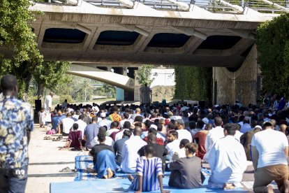 L’associació va resar ahir a la canalització sota un pont.