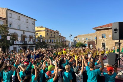 Més de 400 escolars van omplir ahir els carrers de Montgai durant la jornada inaugural d’aquesta fira.