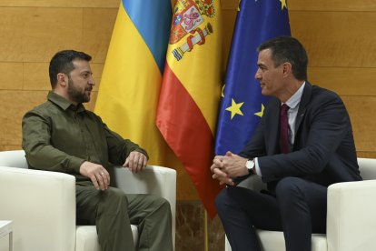 Pedro Sánchez conversa amb el president d’Ucraïna, Volodímir Zelenski, a la cimera de Granada.