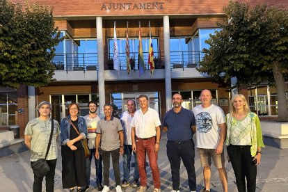 Els tres candidats (primer, quart i vuitè per l’esquerra) i col·laboradors, dimecres a Corbins.