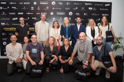 Representants de les institucions, responsables del festival i artistes, ahir en la inauguració.