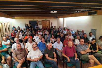 Més d’un centenar de regants van assistir a la reunió informativa convocada a l’ajuntament de Miralcamp ahir a la nit.