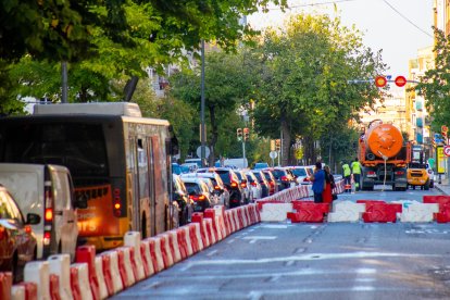 Cues de vehicles a Prat de la Riba ahir a la tarda.