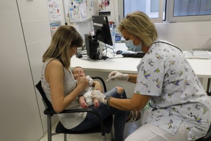 Un dels primers nadons que van rebre ahir la vacuna contra la bronquiolitis.