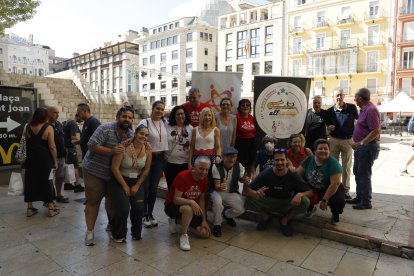 Fotografia de grup ahir durant les activitats que es van celebrar a la plaça Sant Joan de Lleida.