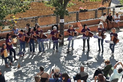 L’actuació de grup musical femení Diàdona.