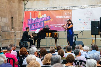 La flautista Lina León, amb el pianista Pau Baiges, a la plaça Paeria.