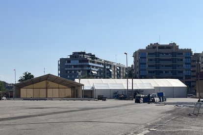 Els treballs d’instal·lació de la gran carpa per a Municipàlia van començar abans de l’inici de la Fira de Sant Miquel.