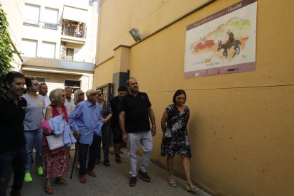 L’escriptor va passejar ahir davant les façanes i balcons de Juneda que exhibeixen les seues vinyetes.