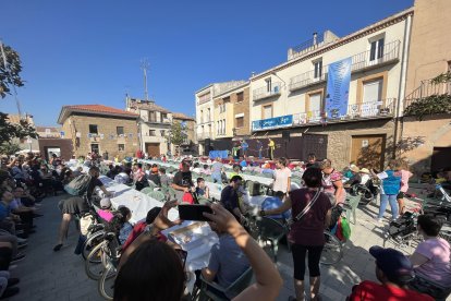 Un dels espectacles de la fira de màgia al carrer de Montgai.